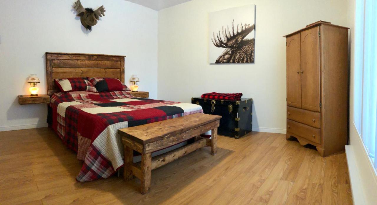 Le Chalet De Claude, Au Pied Des Monts-Valin Saint-David-de-Falardeau Exterior foto