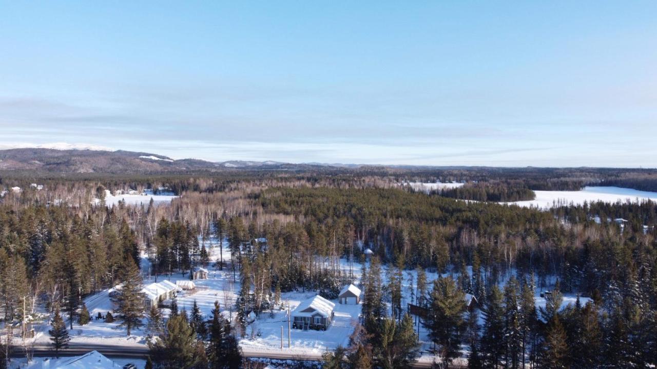 Le Chalet De Claude, Au Pied Des Monts-Valin Saint-David-de-Falardeau Exterior foto